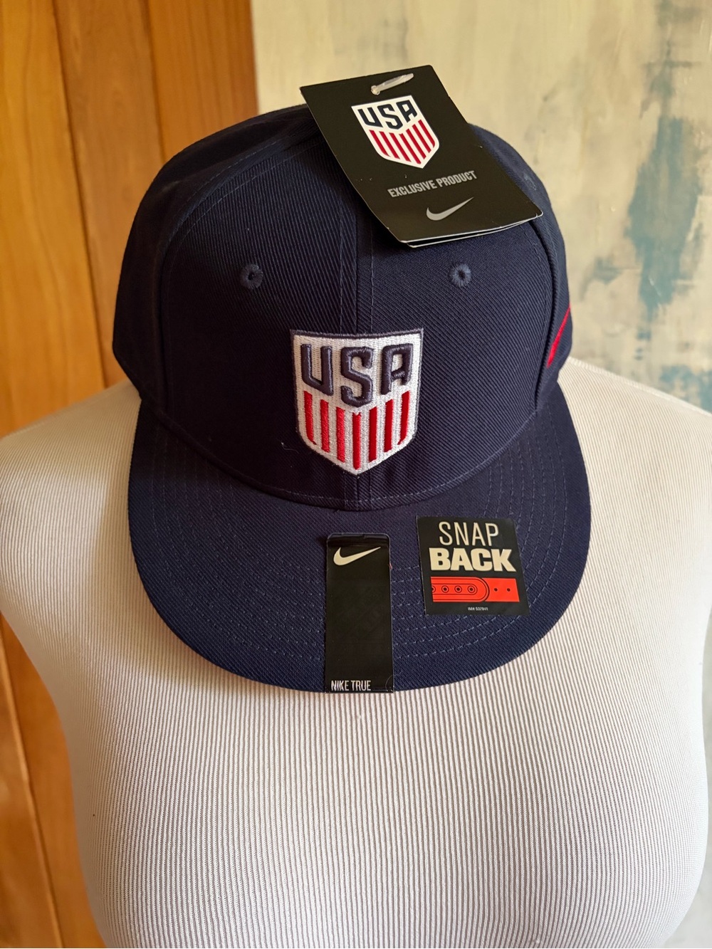 NEW Nike USA Soccer Snapback Hat w. Embroidered Crest Adjustable. Navy & Red